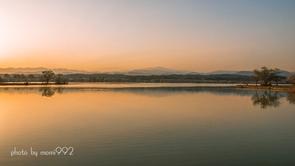 日出を待つ湖面