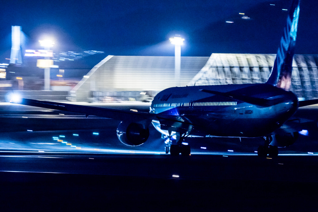 AIRPORT IN BLUE　