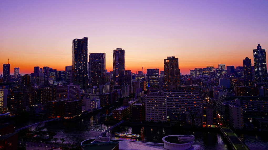 屋形船が行き過ぎる夕景