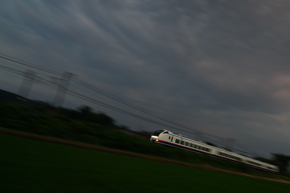 梅雨空と ‎E653系