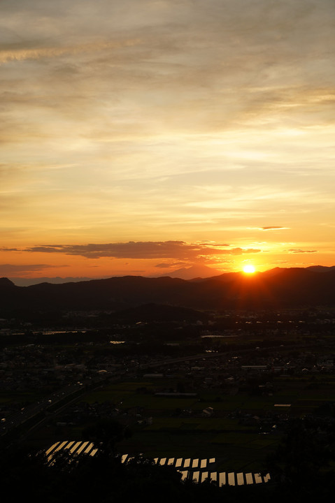 浅間山へ墜ちる夕日