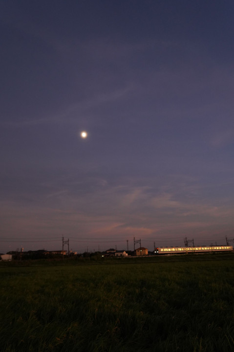 月と東武線