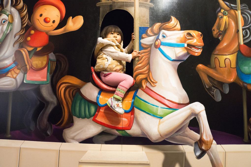 トリックアート美術館で騎乗する娘