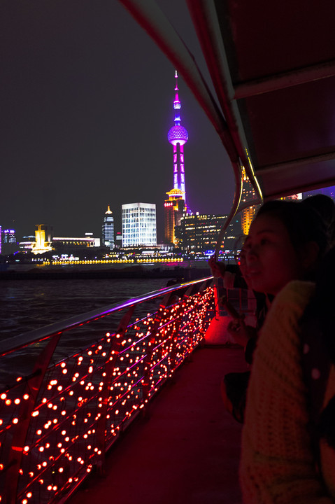 上海　外灘から浦東へ夜の渡し船