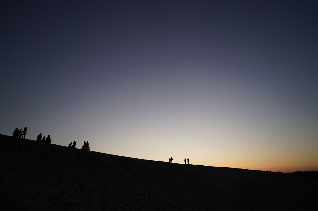 砂丘に降る夕闇
