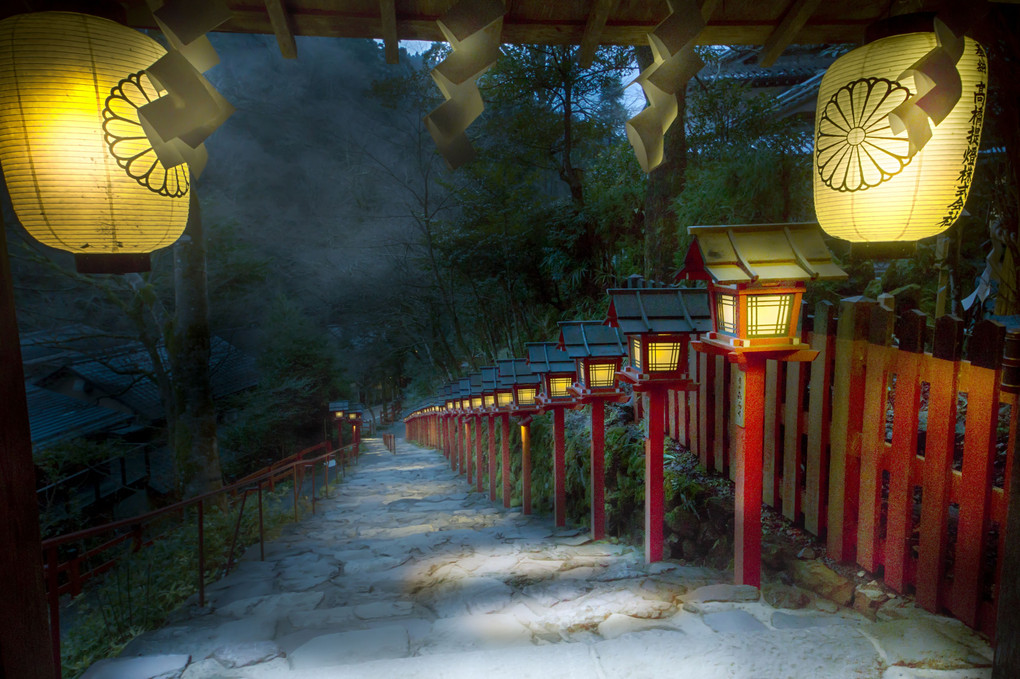 貴船神社～春日灯篭に明かりがともるころ