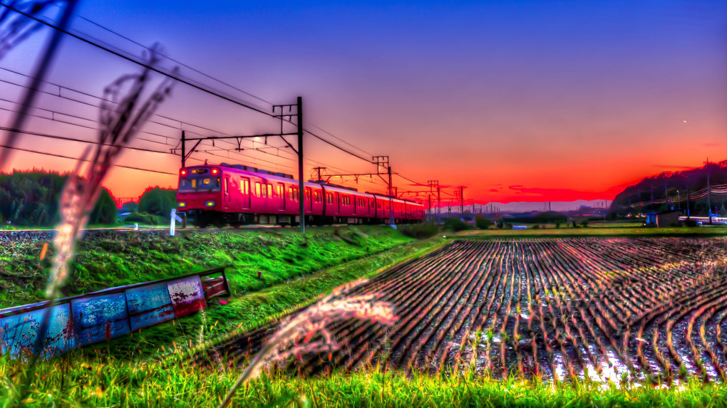夕焼けに映える赤電車
