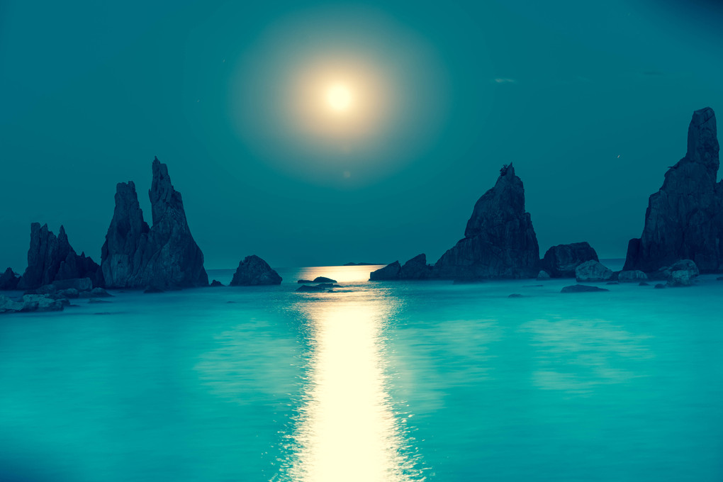 月明りに光る海