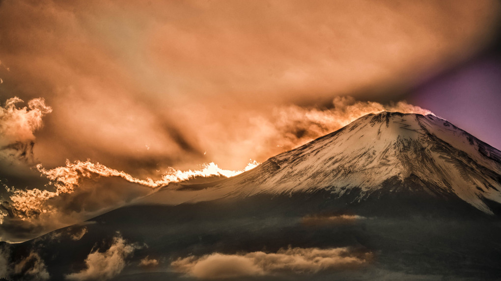 沈む太陽と巨峰富士