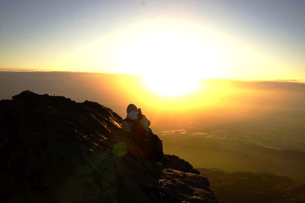 朝日を撮る山頂のカメラマン