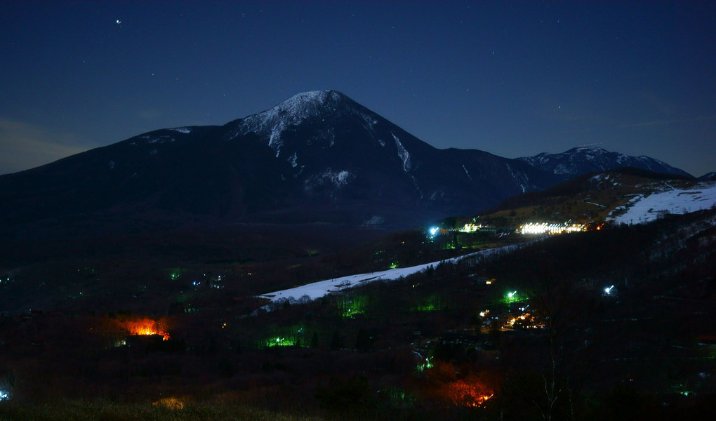 春を迎えた蓼科山とスキー場の夜景