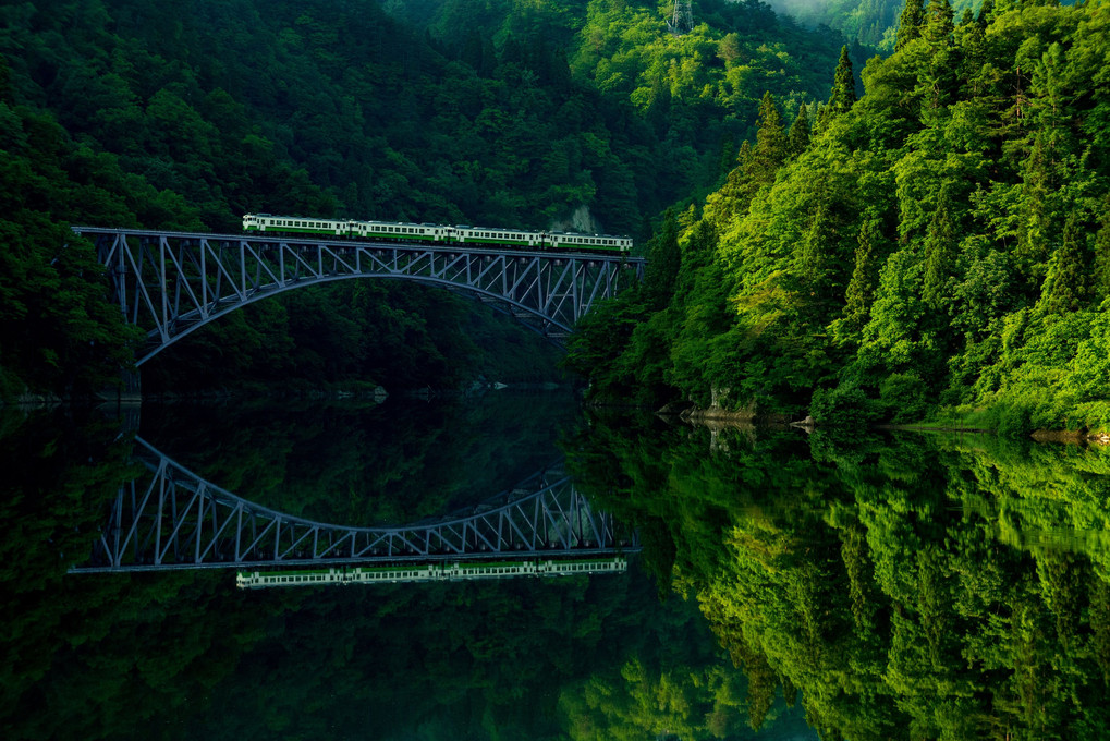 深緑の橋梁映える只見川