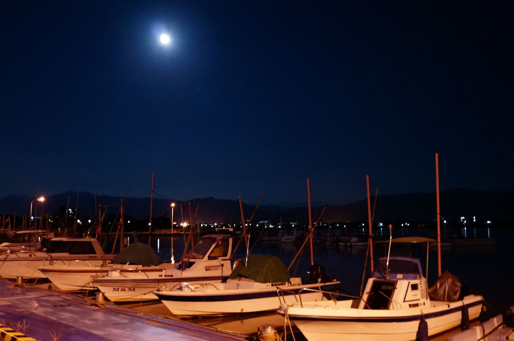 月夜の漁港