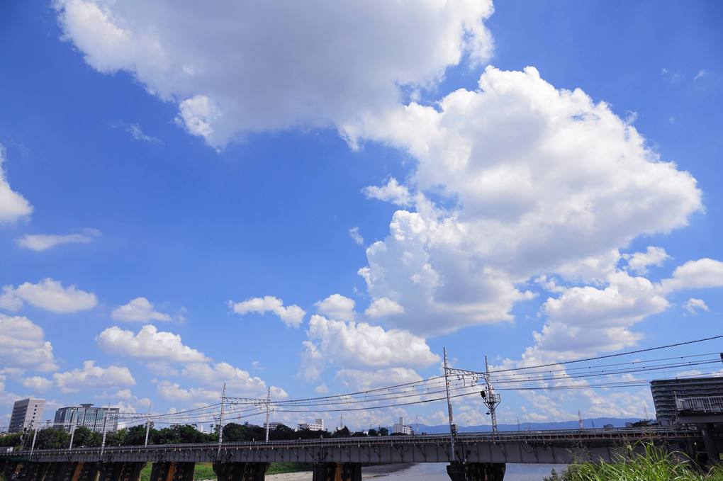 爽やかな大和川　空と雲