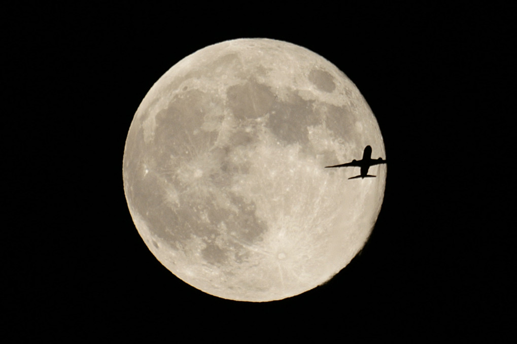 月とジェット機