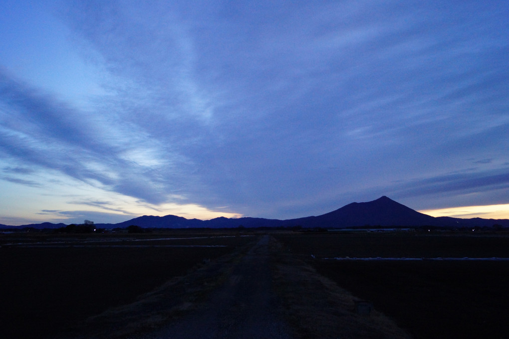 夜明け前の筑波山