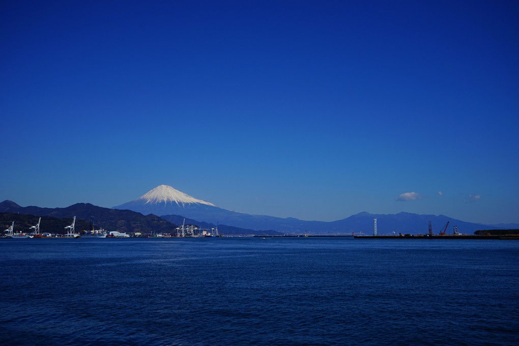 興津埠頭と富士山