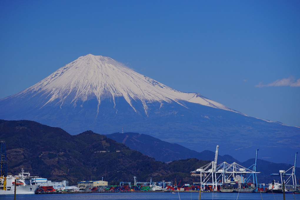 富士山と興津埠頭