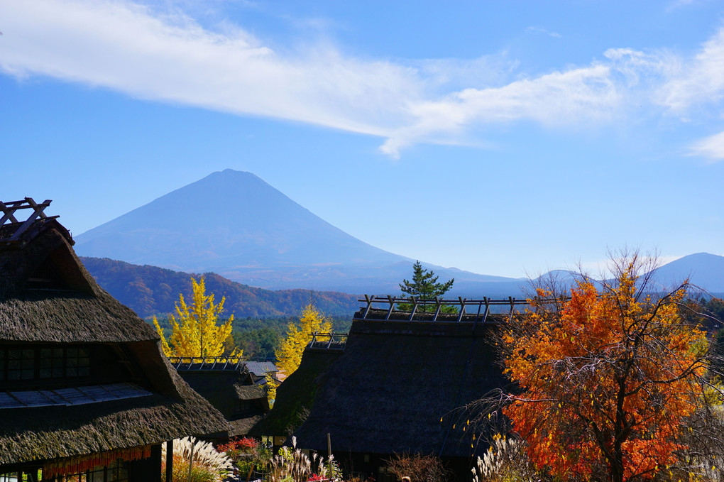 茅葺屋根と富士山