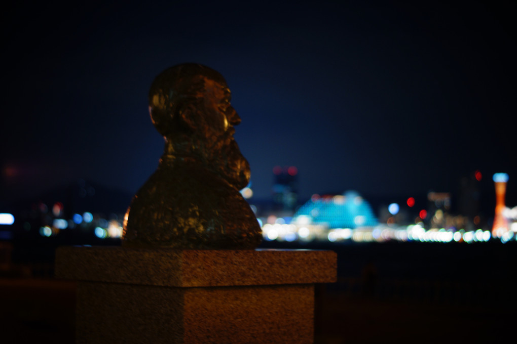 夜景を眺める銅像