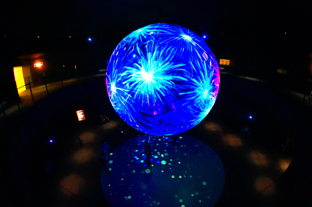 謎の球体、綺麗やな～～万博公園、二フレル、