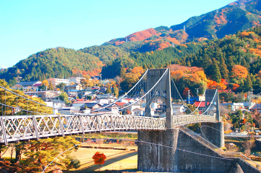 信州の秋、　桃介橋と、秋色燃ゆる山々、