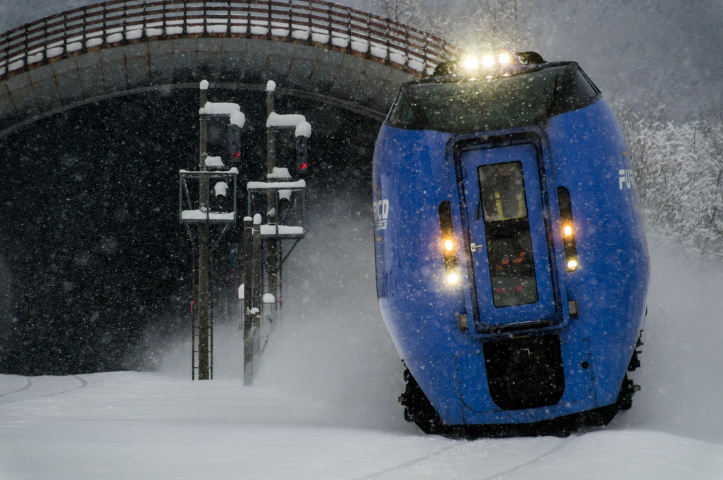 白い大地と雪煙