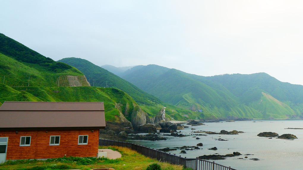梅雨晴れの　津軽の海道　波静か