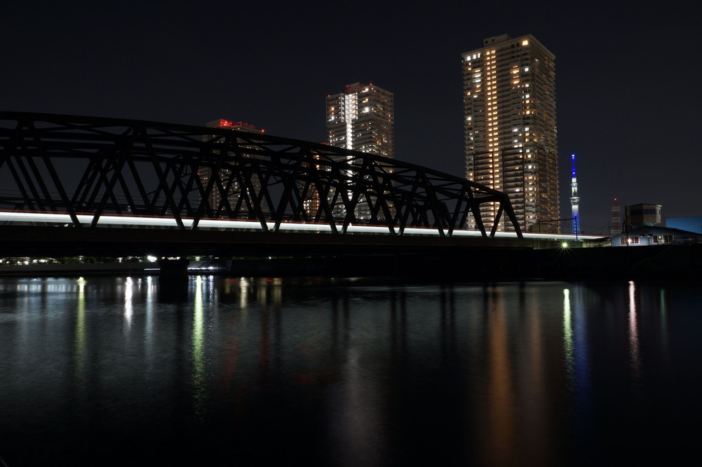 隅田川沿いを夜歩く　日比谷線常磐線の線路と南千住の夜景