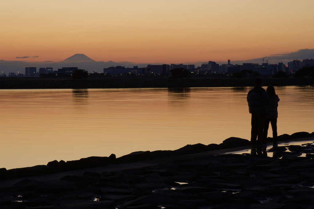 葛西臨海公園夕景　富士と二人のシルエット