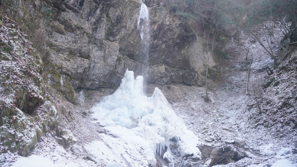 禍誤除けの滝氷瀑