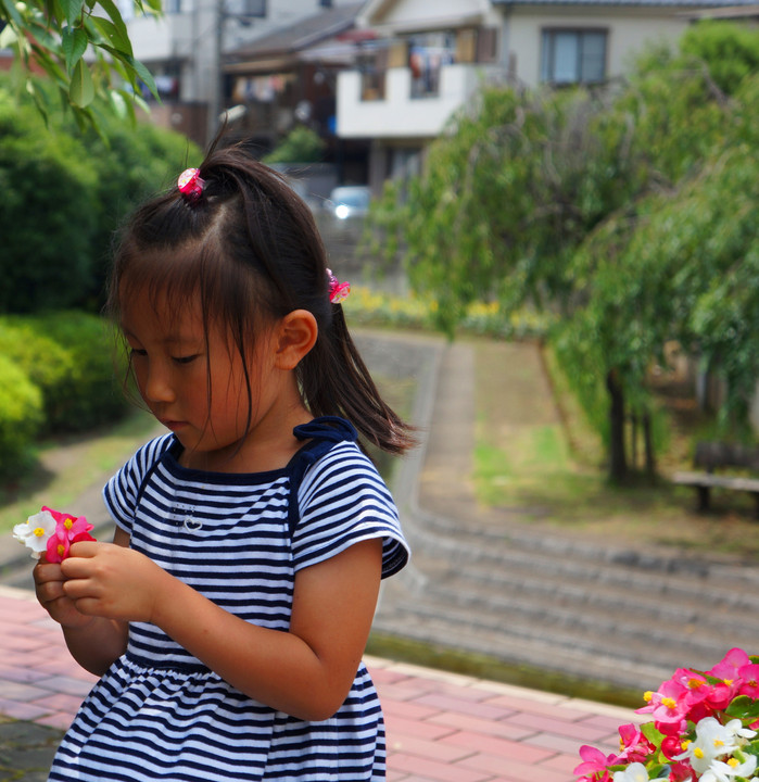 花を摘む少女