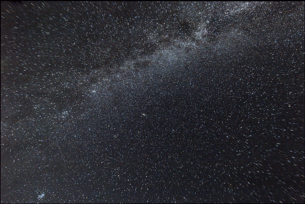 天の川に寄り添うアンドロメダ座銀河