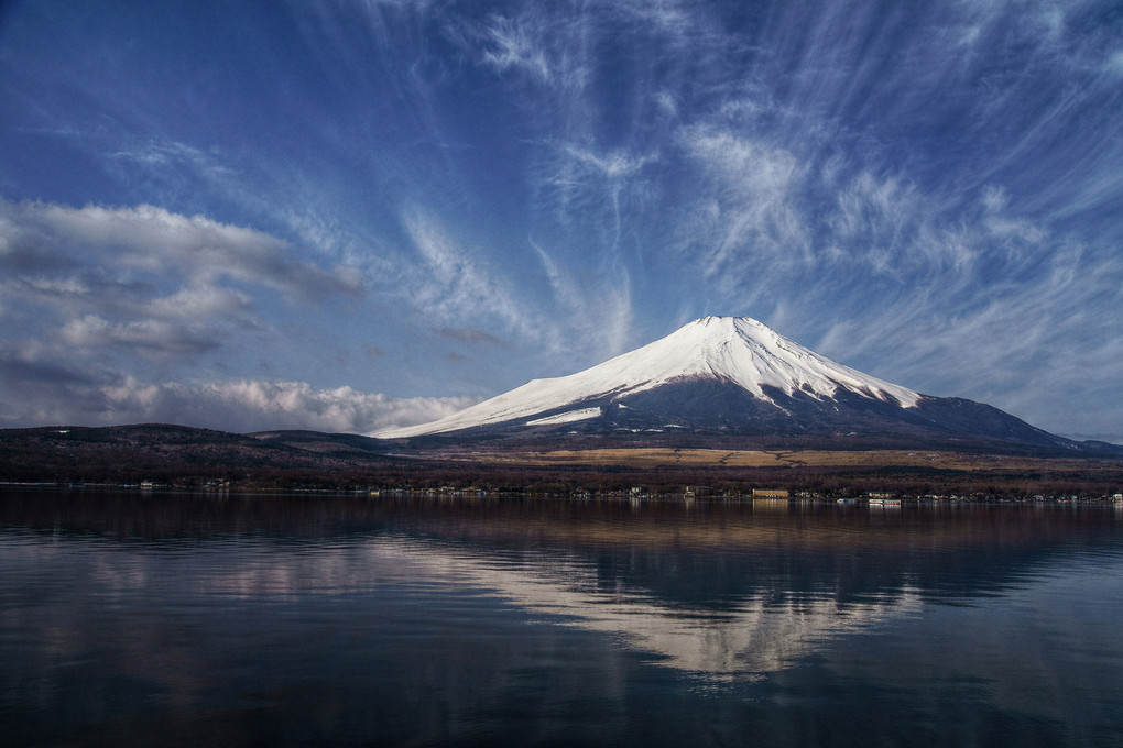駆け抜ける雲と富士