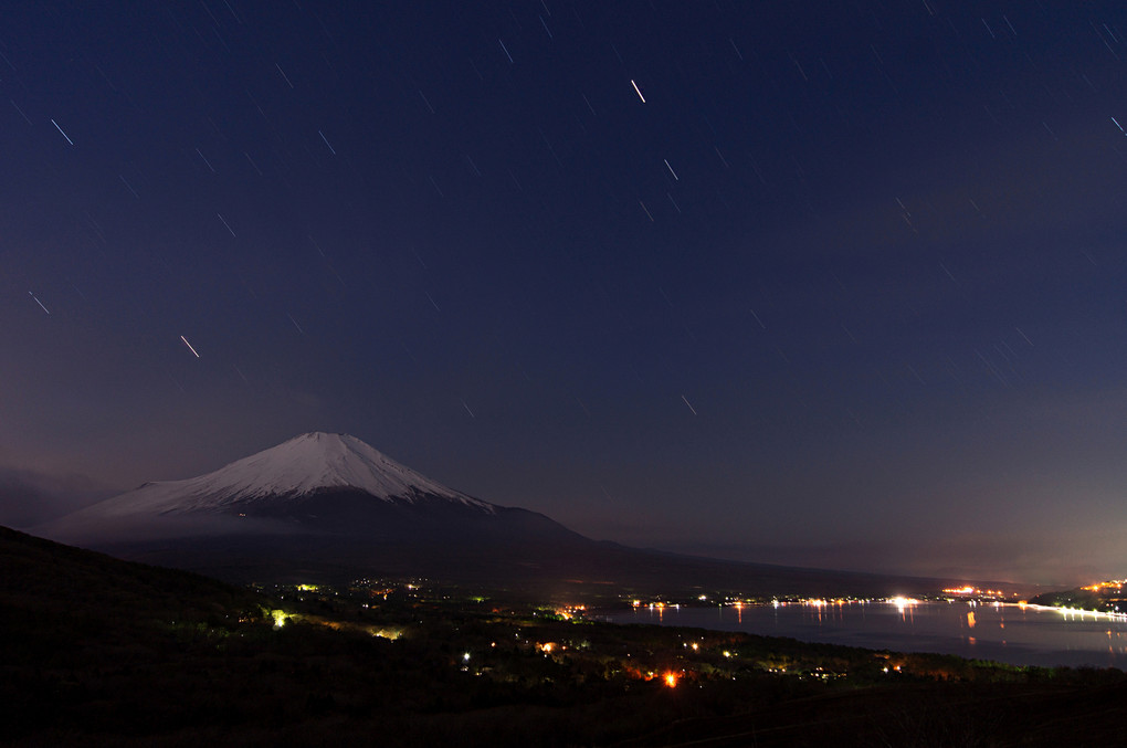 湖畔の明かりと富士