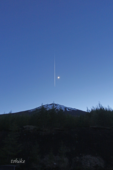 ✈Vapor trail & Moon on Mt.Fuji