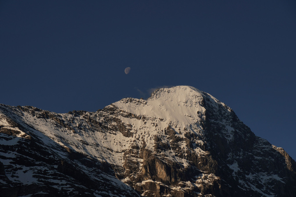 山：アイガーと月　スイスシリーズ