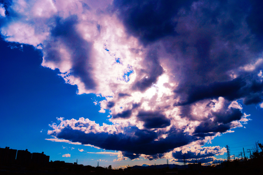 押し寄せる雲