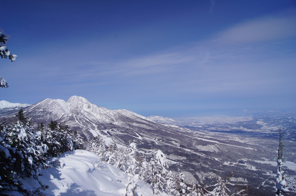 妙高山の向こうに日本海