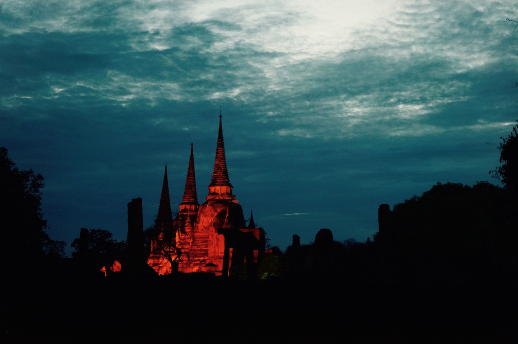 夜の仏塔