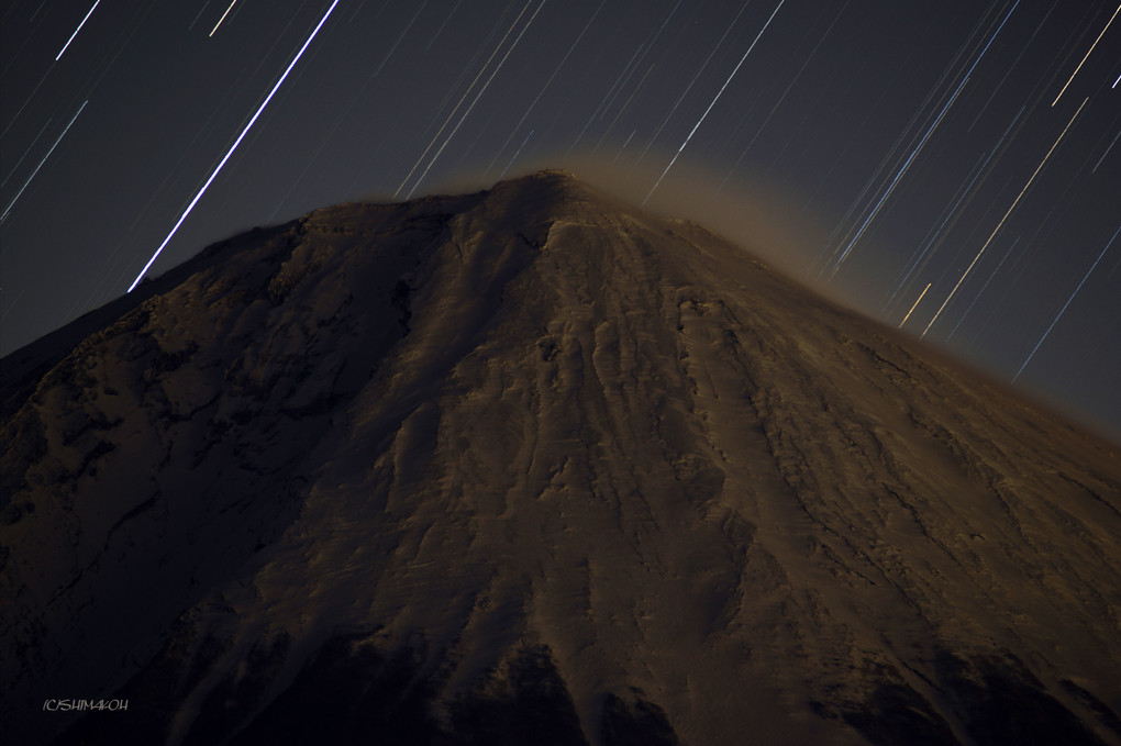 夜の雪煙富士