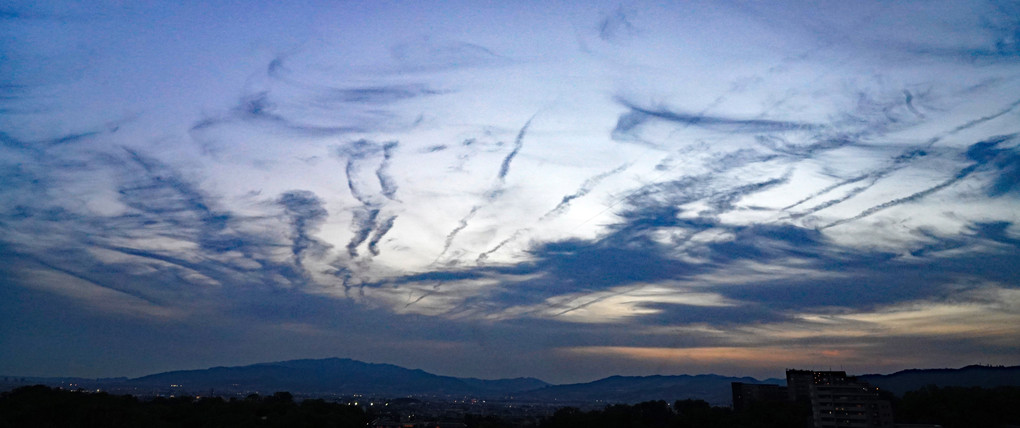 飛行機雲、複々線⁈