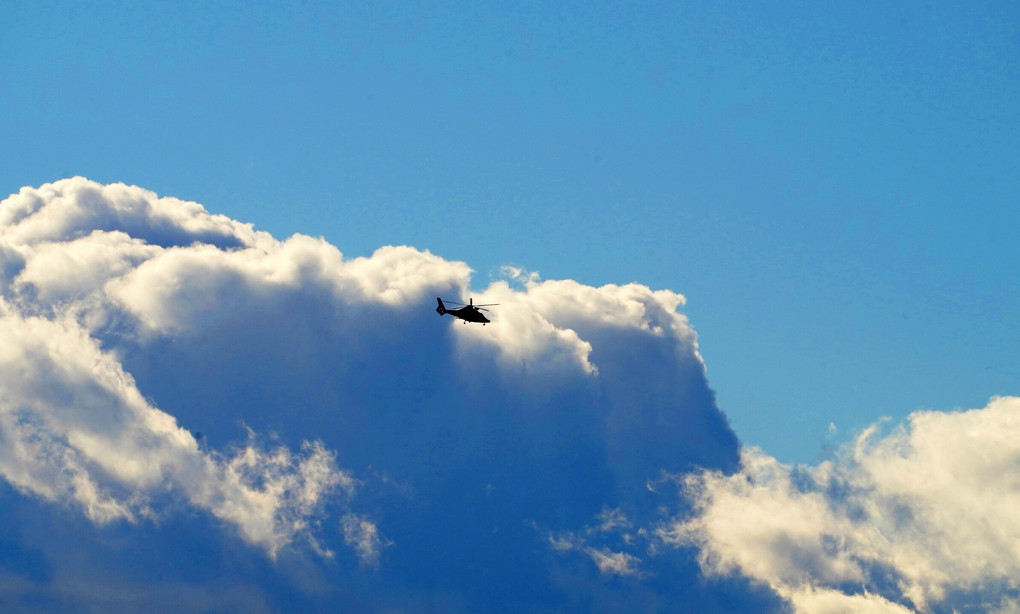 ヘリコプター、雲海を飛ぶ