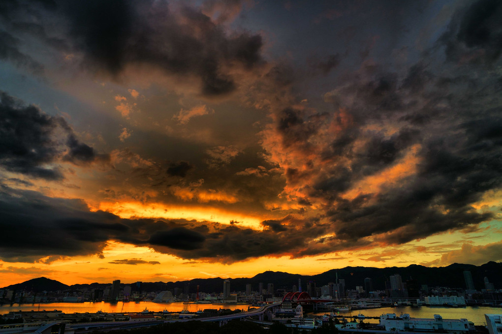 梅雨明け直近の神戸の夕方