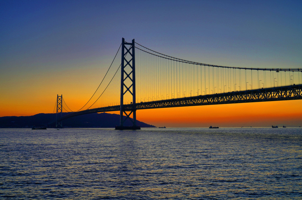 夕刻の明石海峡大橋