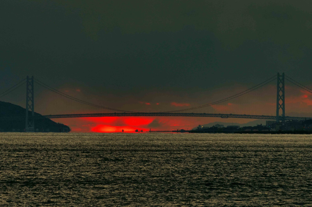 大寒波の明石海峡夕景