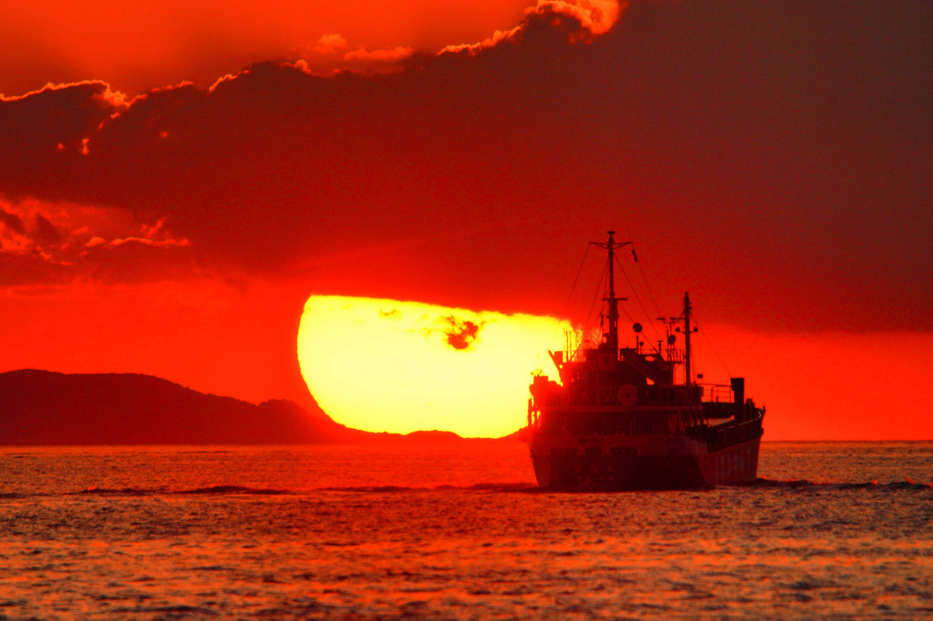 船の排気による夕陽のゆらぎ