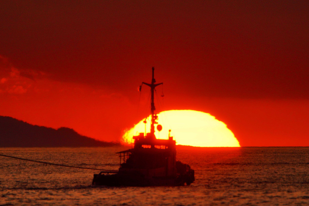 船の排気による夕陽のゆらぎ
