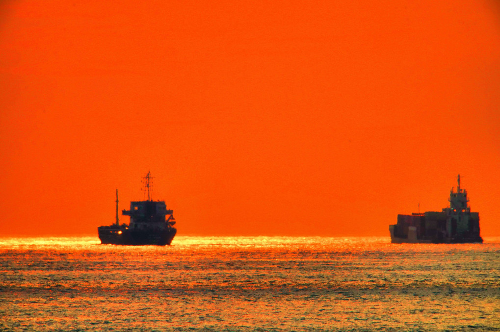 夕焼けの海と船