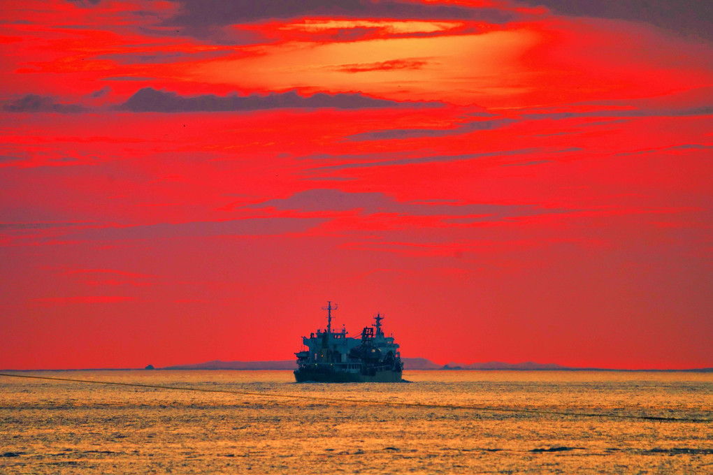 夕焼けの海と船